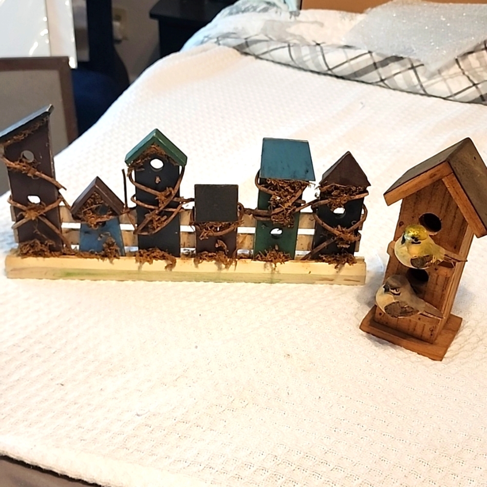 $5 w/$20+ purchase. Birdhouse decor - wood